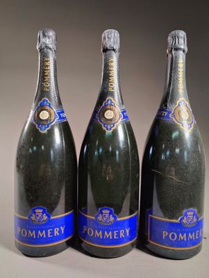 trois bouteilles de champagne posées côte à côte sur une table