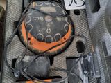 une valise qui contient beaucoup d'outils