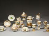 de nombreux types de porcelaine sont exposés sur la table