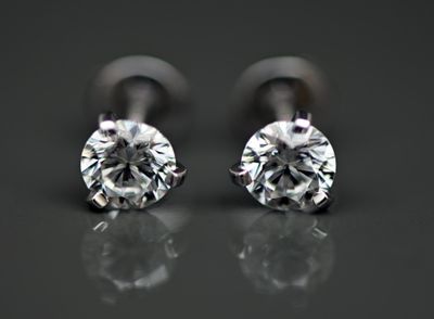 Paire de puces d'oreilles en or blanc 18k ornées de diamants totalisan