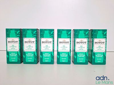 Quatre boîtes de thé Hotot sont posées les unes à côté des autres sur une table.