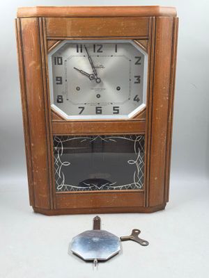 une horloge posée à côté d'une paire de ciseaux