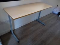 1 bureau, 1 table, 1 fauteuil, 2 caissons, 1 armoire basse m… (photo 4)
