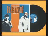 un album en vinyle noir sur lequel figurent deux hommes debout l'un à côté de l'autre