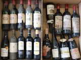 plusieurs bouteilles de vin dans une caisse sur la table