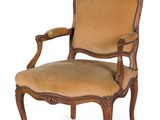 une image représentant une chaise dont l'assise est recouverte d'un tissu marron