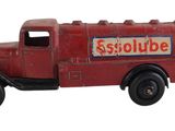 un petit camion rouge sur lequel est accrochée une pancarte