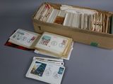 une boîte remplie de timbres et d'enveloppes posée sur une table