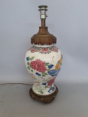 une lampe posée sur une table à côté d'un mur