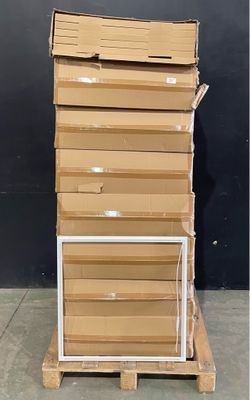 une pile de cartons posée sur une palette devant un mur noir