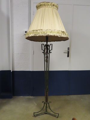 une lampe qui se trouve sur un support dans une pièce