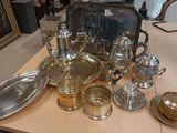 une table sur laquelle se trouvent de nombreux objets en argent