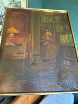 une image d'un tableau sur une table dans une pièce