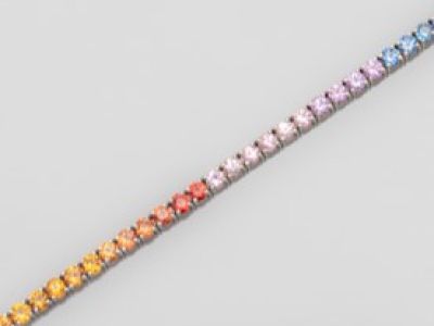 une image représentant un bracelet multicolore posé sur une surface blanche