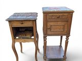 paire de tables de chevet anciennes avec plateau en marbre et pieds en bois