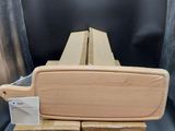 une pile de cartons posée sur une chaise à l'arrière d'un camion
