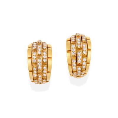 une image d'une paire de boucles d'oreilles en or et diamants