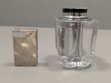 un flacon de parfum à côté d'un coffret de parfum