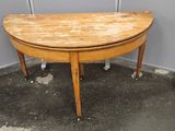 une petite table avec un plateau en bois, montée sur roulettes