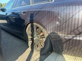 une photo d'une voiture avec un pneu crevé sur la route