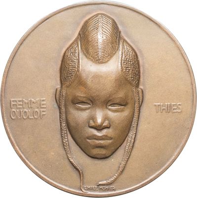 l'image d'une médaille de bronze sur laquelle figure le visage d'une femme