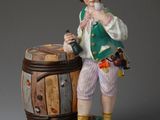 figurine représentant un homme avec un tonneau et un verre de vin