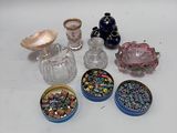 une multitude de petits objets en verre posés sur une table