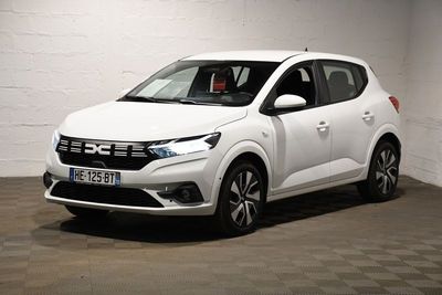 la voiture blanche est garée dans une grande pièce au sol en damier