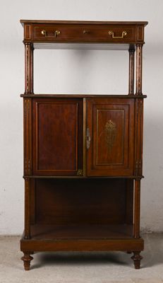 Petit meuble en acajou à filets de laiton, ouvrant par un ti…