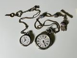 deux montres de poche posées sur une table