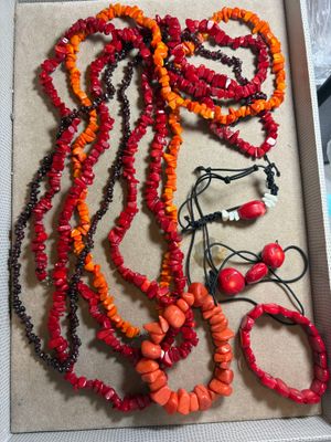 une boîte contenant tout un tas de colliers et de bracelets