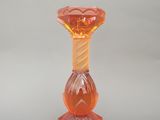 un vase en verre posé sur une table