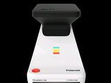 une image représentant un appareil photo Polaroid blanc muni d'un bouton rouge