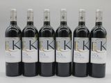 six bouteilles de vin rouge sont alignées