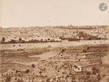 une vieille photo montrant une vue d'une ville au milieu du désert