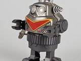 un robot jouet posé sur un socle