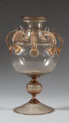 un vase en verre orné d'un motif de dragon