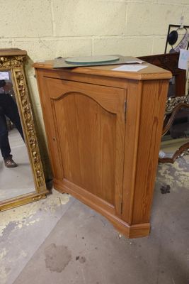 un miroir posé à côté d'une armoire en bois dans une pièce
