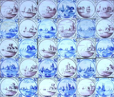 beaucoup d'assiettes bleues et blanches ornées de bateaux