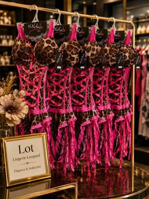 des combinaisons à imprimé léopard exposées dans une boutique