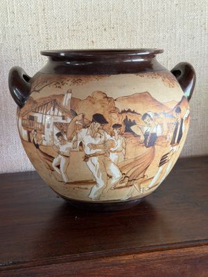 un vase avec un tableau posé sur une table