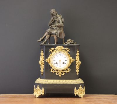 une statue de femme assise au sommet d'une horloge