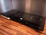 une plaque de cuisson noire équipée de deux feux