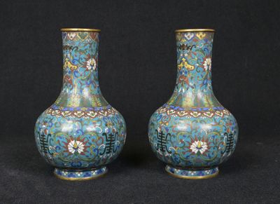 paire de vases chinois en émail cloisonné, ornés de motifs floraux