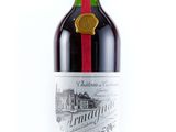 gros plan d'une bouteille de vin sur fond blanc