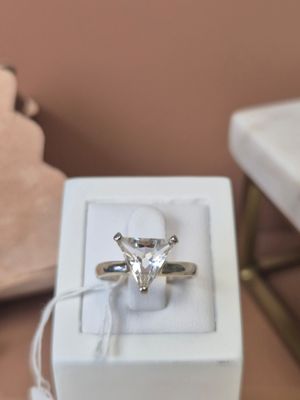 une boîte blanche contenant une bague en diamant