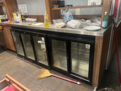 un comptoir sur lequel sont posées plusieurs bouteilles