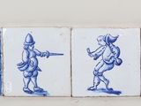 trois peintures sur carreaux bleus et blancs représentant un homme et une femme