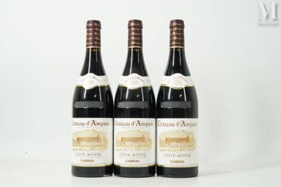 trois bouteilles de vin posées sur une table l'une à côté de l'autre