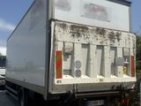 un camion blanc garé sur le bord de la route